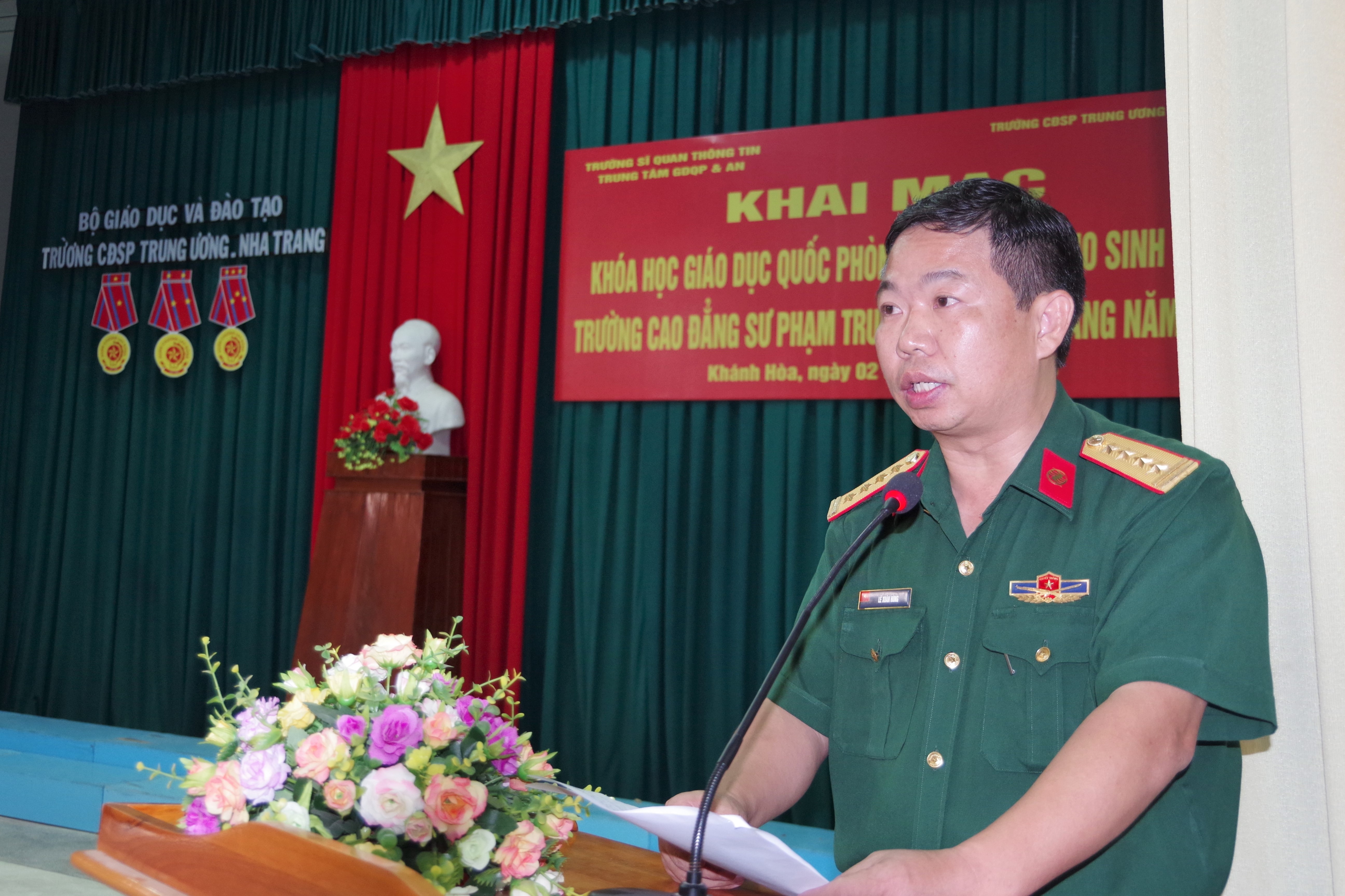 Đại tá Lê Xuân Hùng-Hiệu trưởng kiêm Giám đốc Trung tâm GDQP&AN/Trường Sĩ quan Thông tin